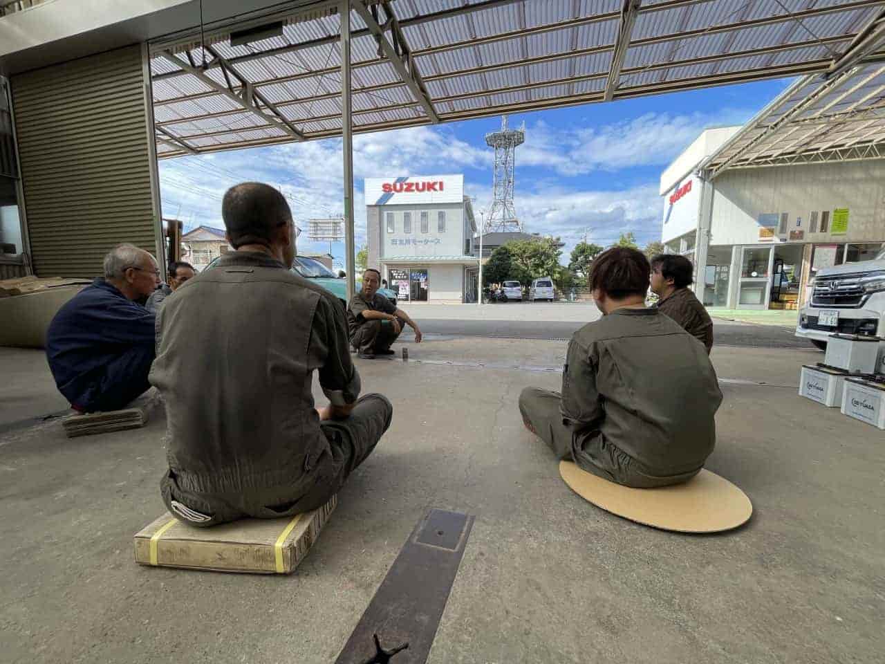 北川モータースのスタッフで休憩している様子