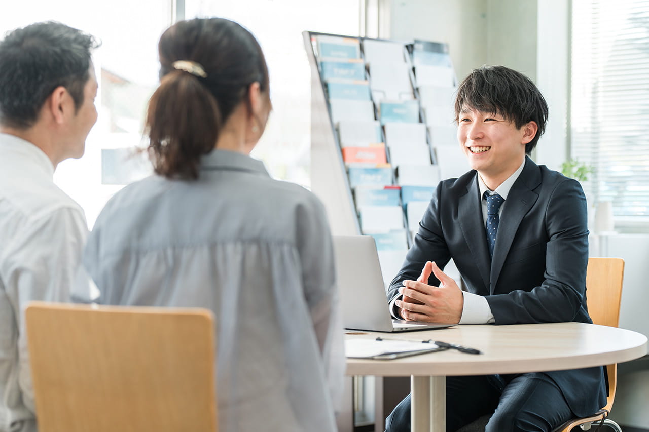 ご夫婦の相談にのっている若い男性