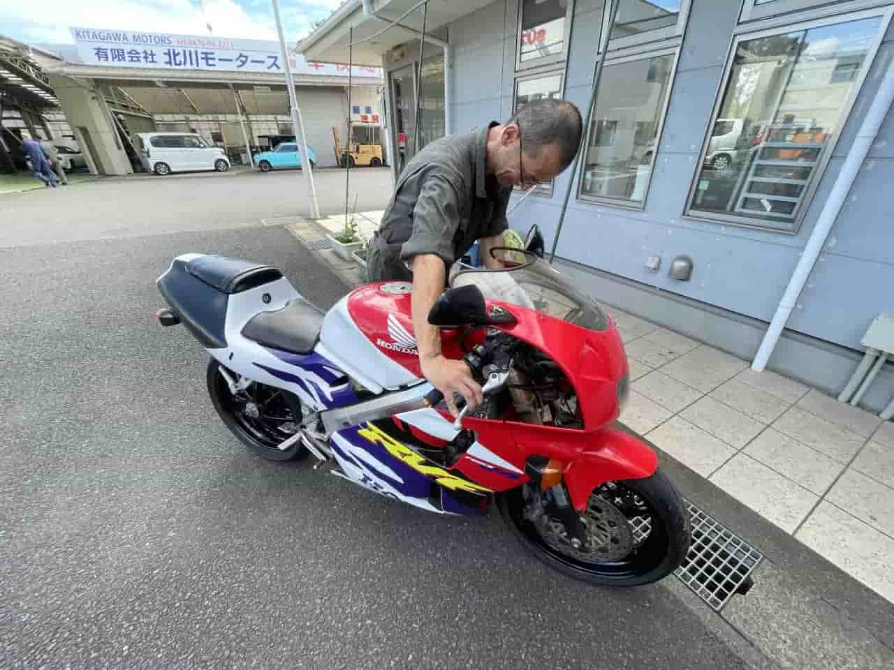 バイクを確認している様子