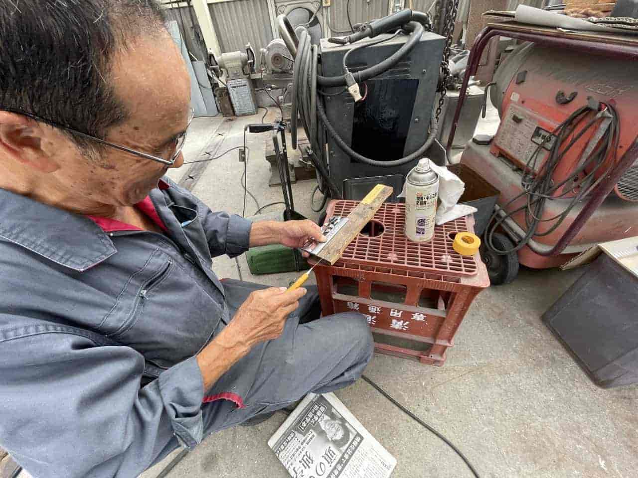 部品を調整している様子